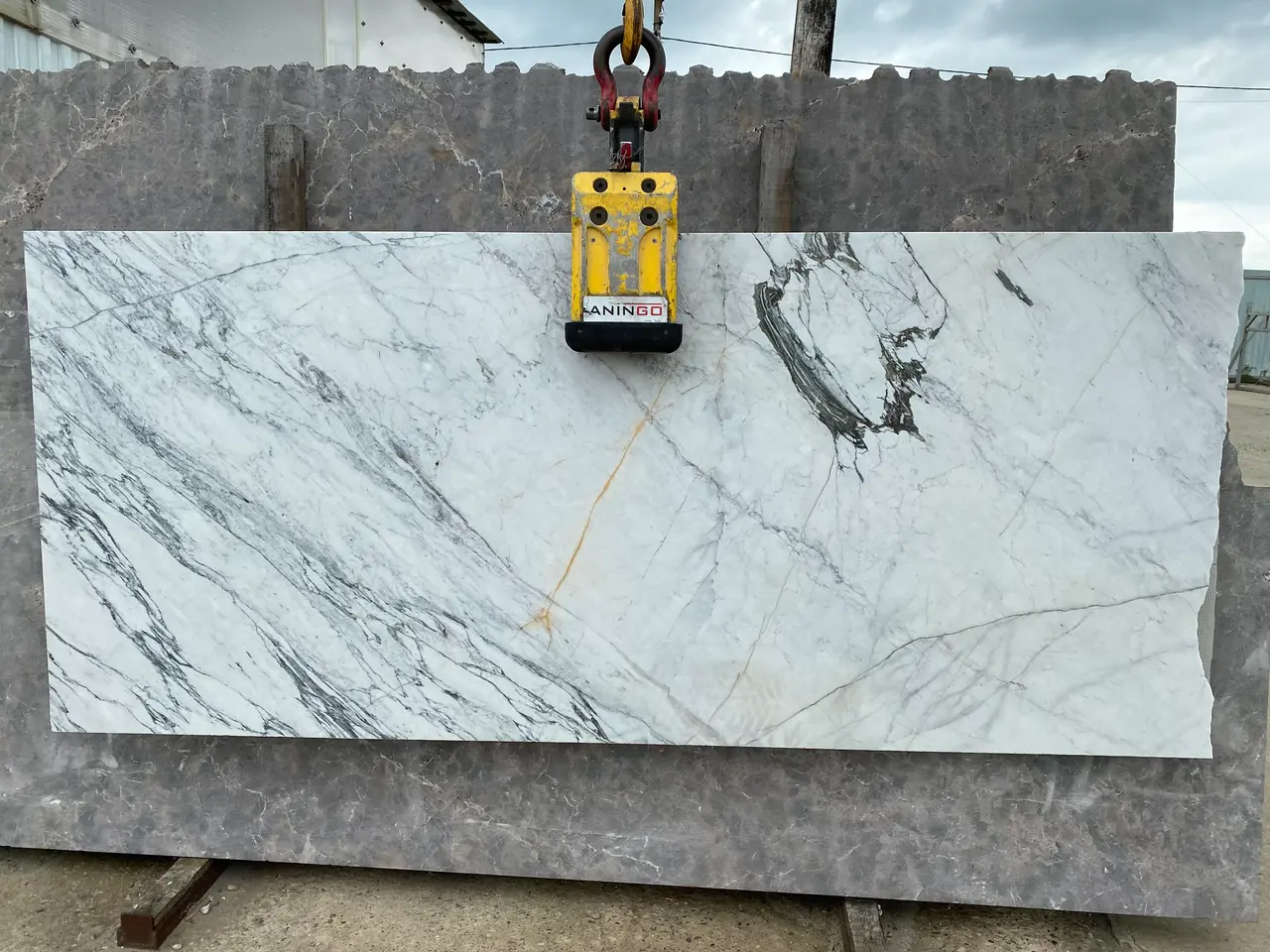 Полоса из мрамора STATUARIO полированный 2350x990x20 мм, код 20197