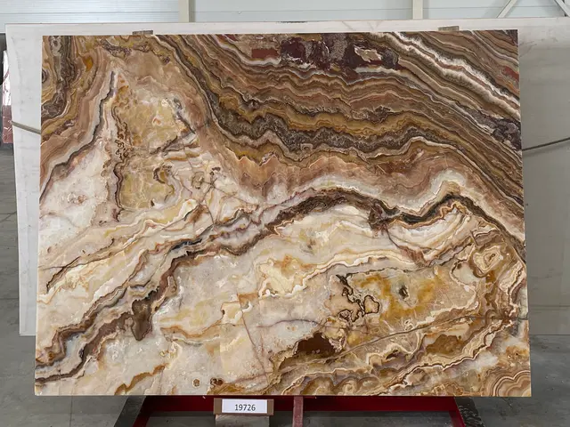 Слэб из оникса ONICE ROMANTIC BROWN полированный 2300x1700x20 мм, код 19726