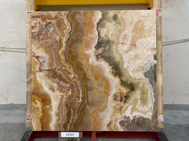Слэб из оникса MIELE полированный 1430x1390x20 мм, код 19707
