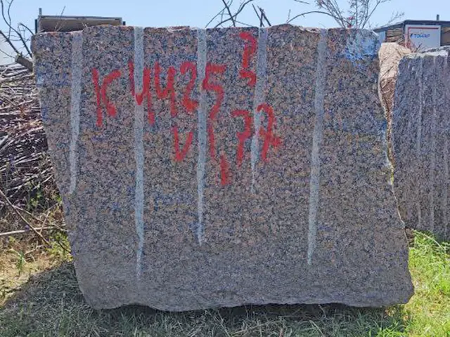 Гранит Блок из гранита КРАСНОГОРСКИЙ 3000x1350x700 мм, код 24850