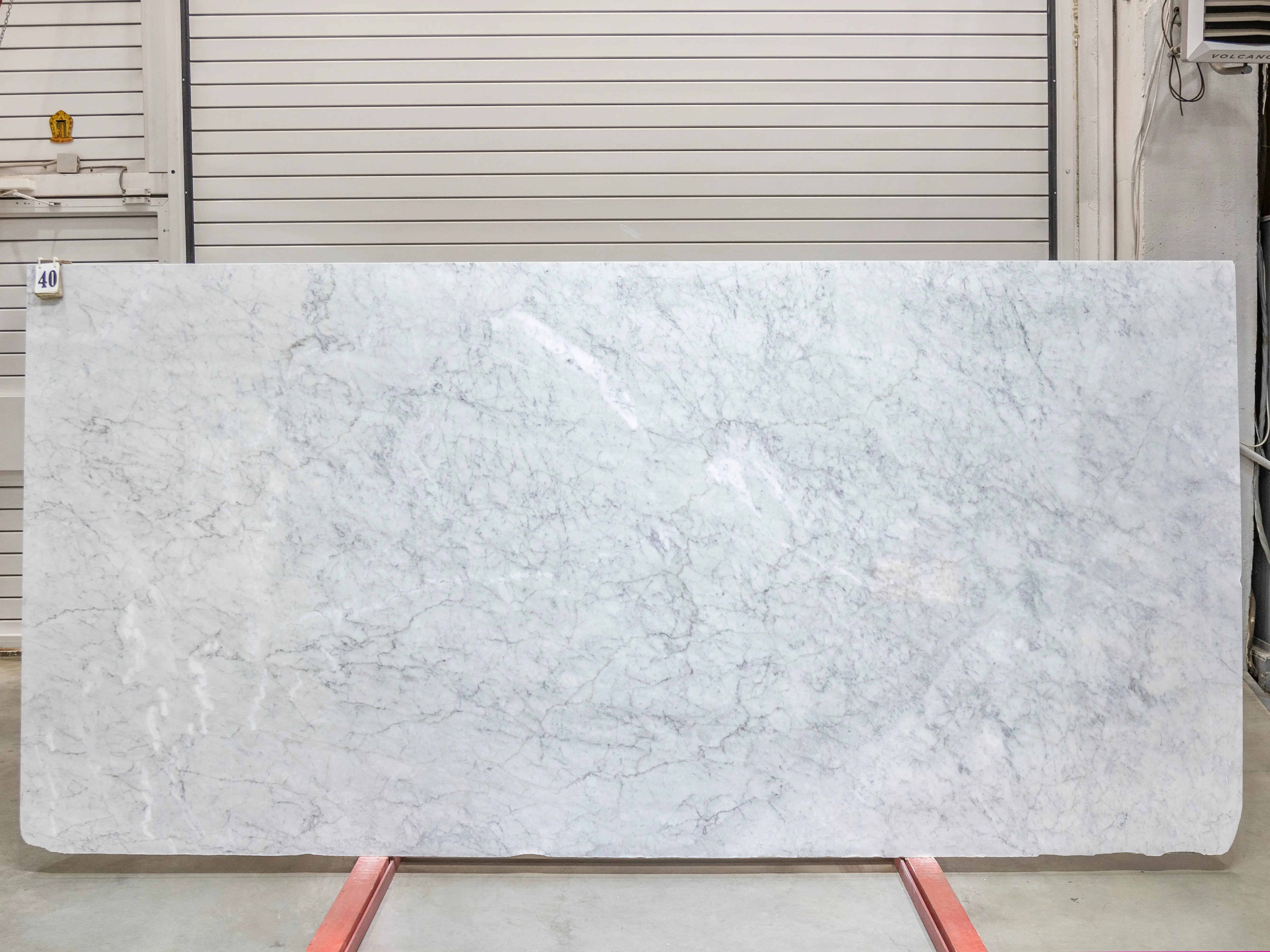Слэб из мрамора BIANCO CARRARA полированный 3350x1600x20 мм, код 25749