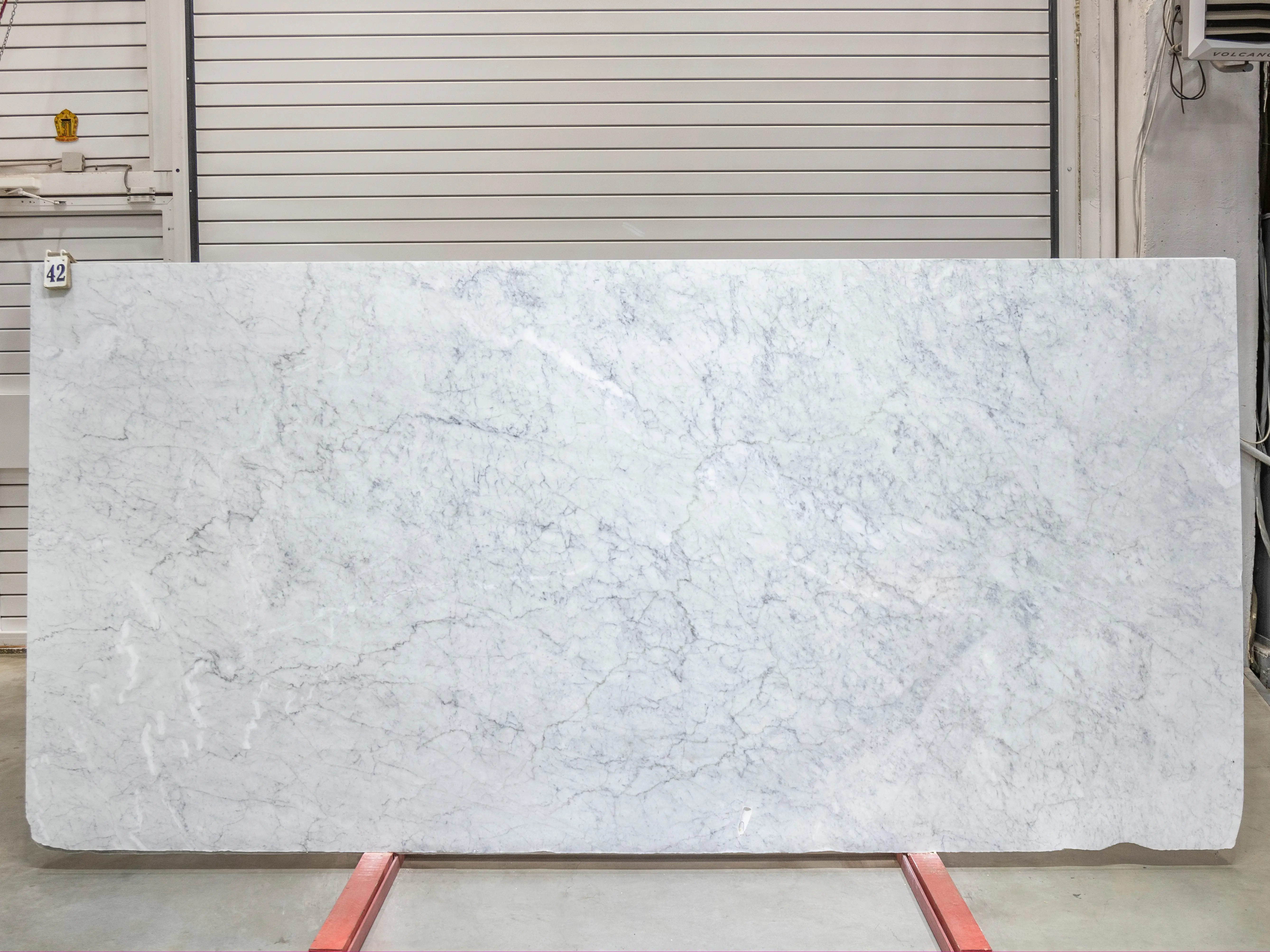 Слэб из мрамора BIANCO CARRARA полированный 3350x1550x20 мм, код 25748