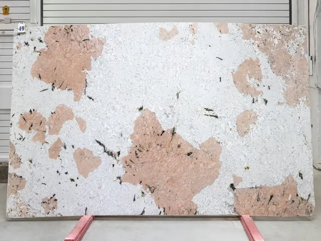 Слэб из гранита ALASKA PINK полированный 2850x1800x20 мм, код 26002