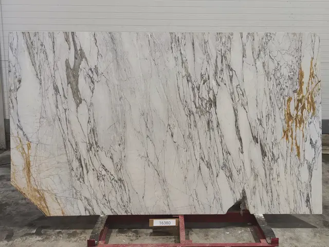 Слэб из мрамора STATUARIO полированный 2940x1780x20 мм, код 16380