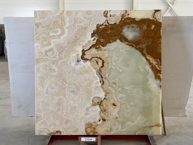 Слэб из оникса VERDE полированный 1810x1850x20 мм, код 21044