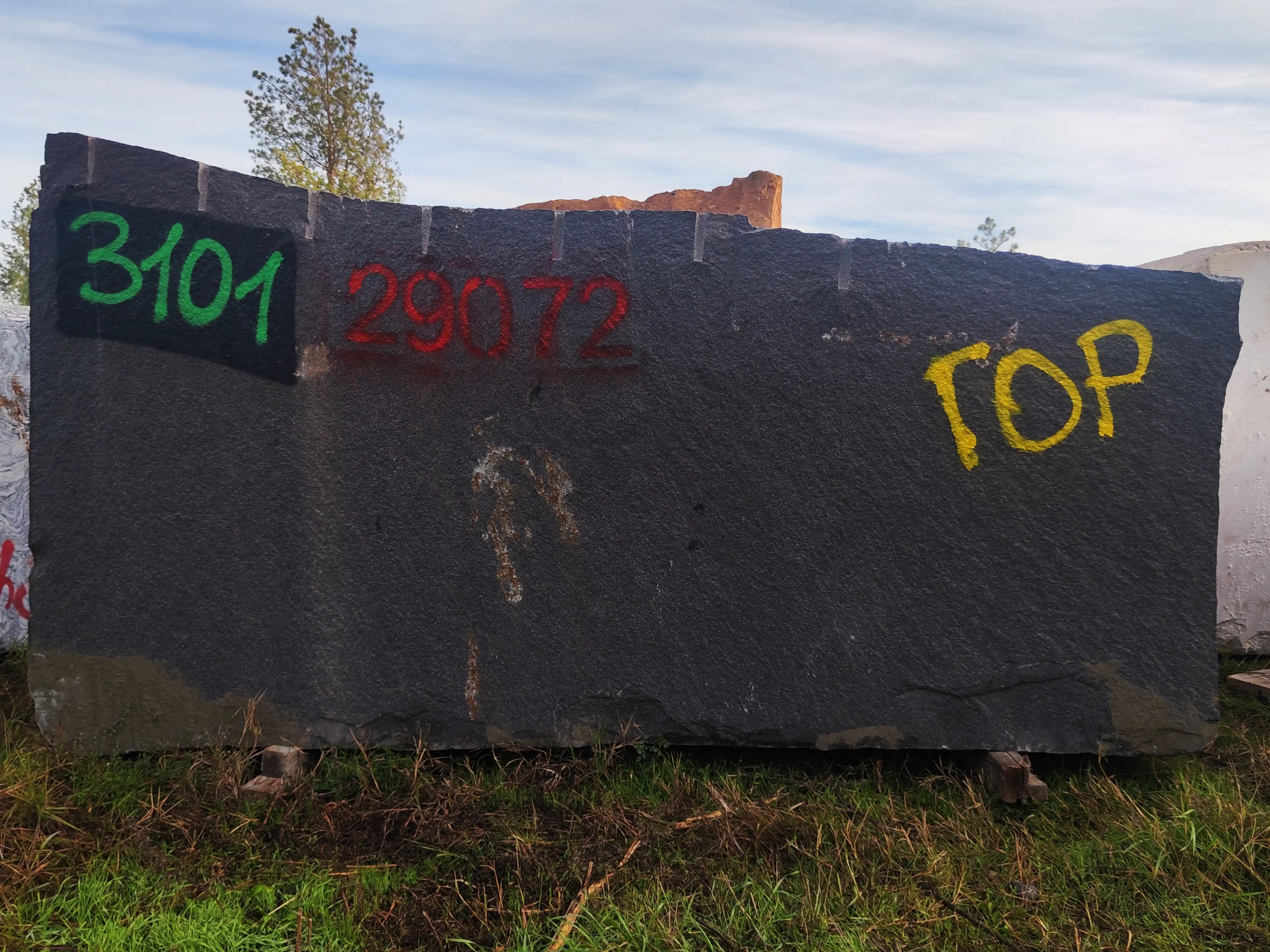 Гранит Блок из гранита ГАББРО-ДИАБАЗ 2720x1730x1310 мм, код 29072