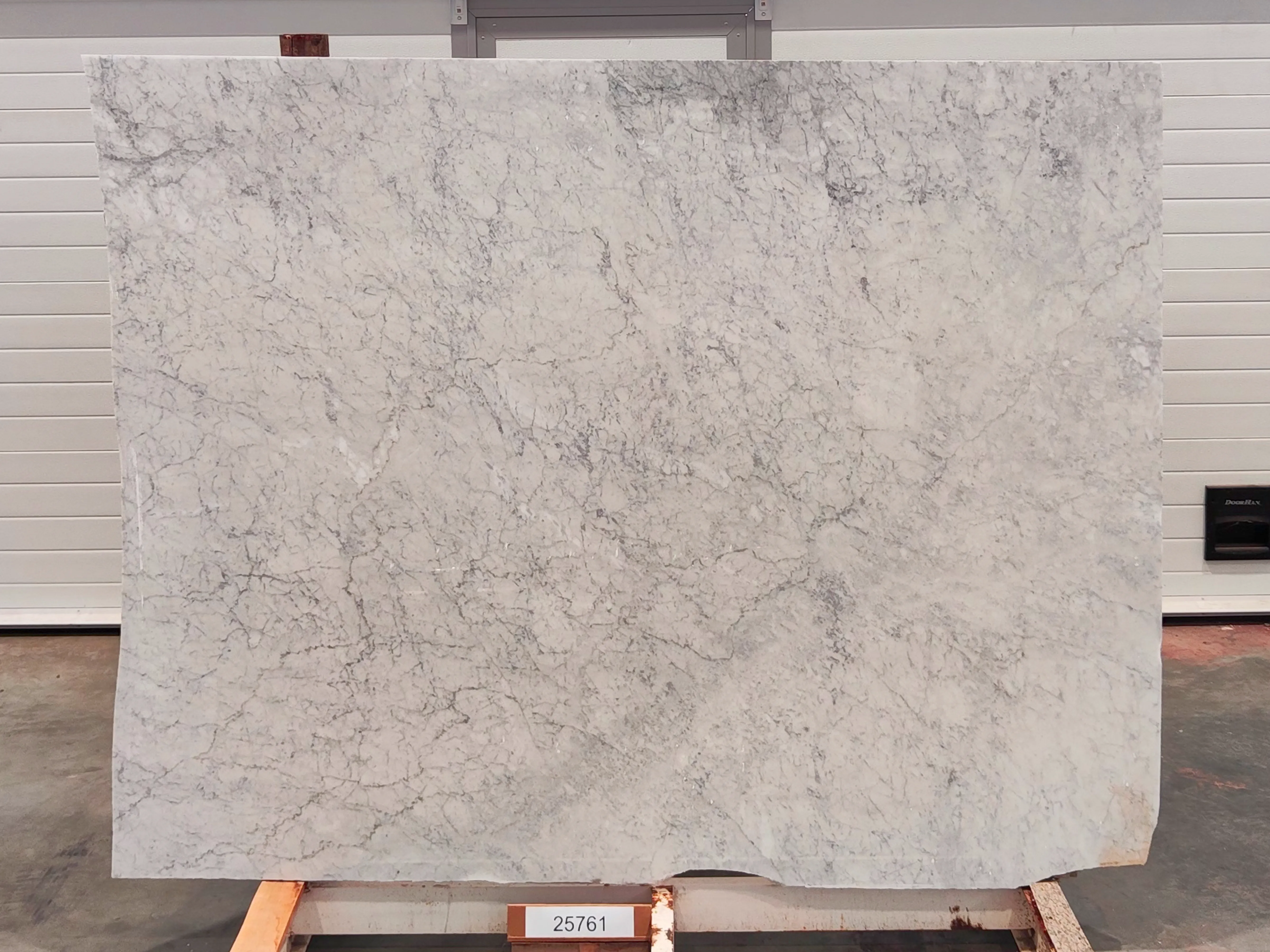 Слэб из мрамора BIANCO CARRARA полированный 1980x1600x20 мм, код 25761