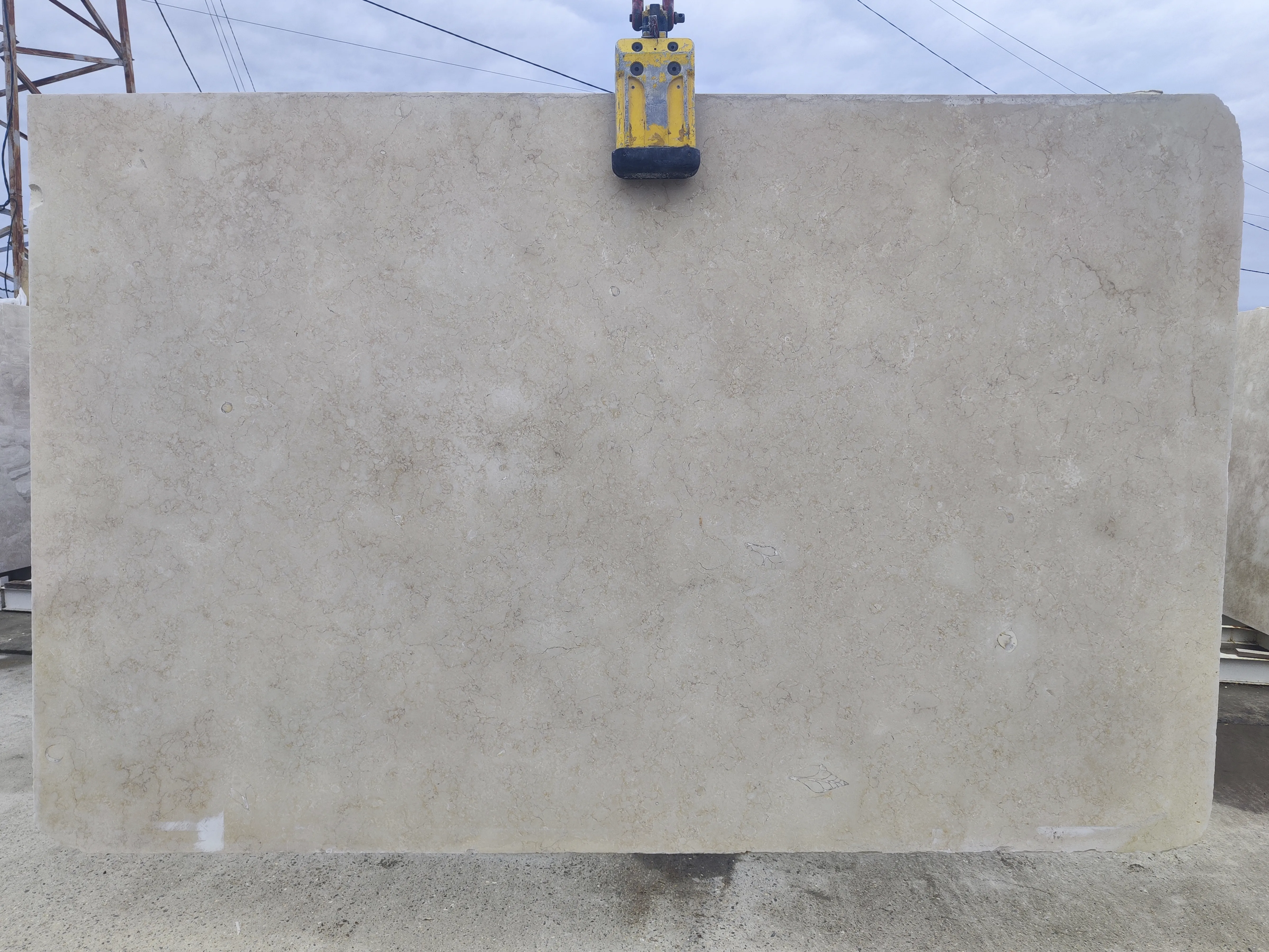 Слэб из мрамора GALALA полированный 3000x1850x30 мм, код 22971