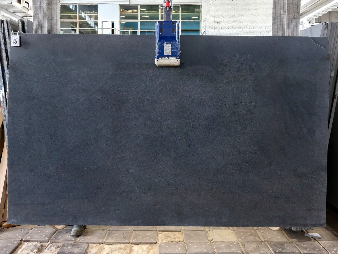 Слэб из гранита SESAM BLACK полированный 2700x1620x20 мм, код 28913