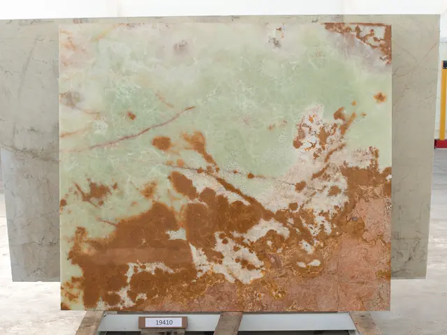 Слэб из оникса VERDE полированный 1900x1650x20 мм, код 19410