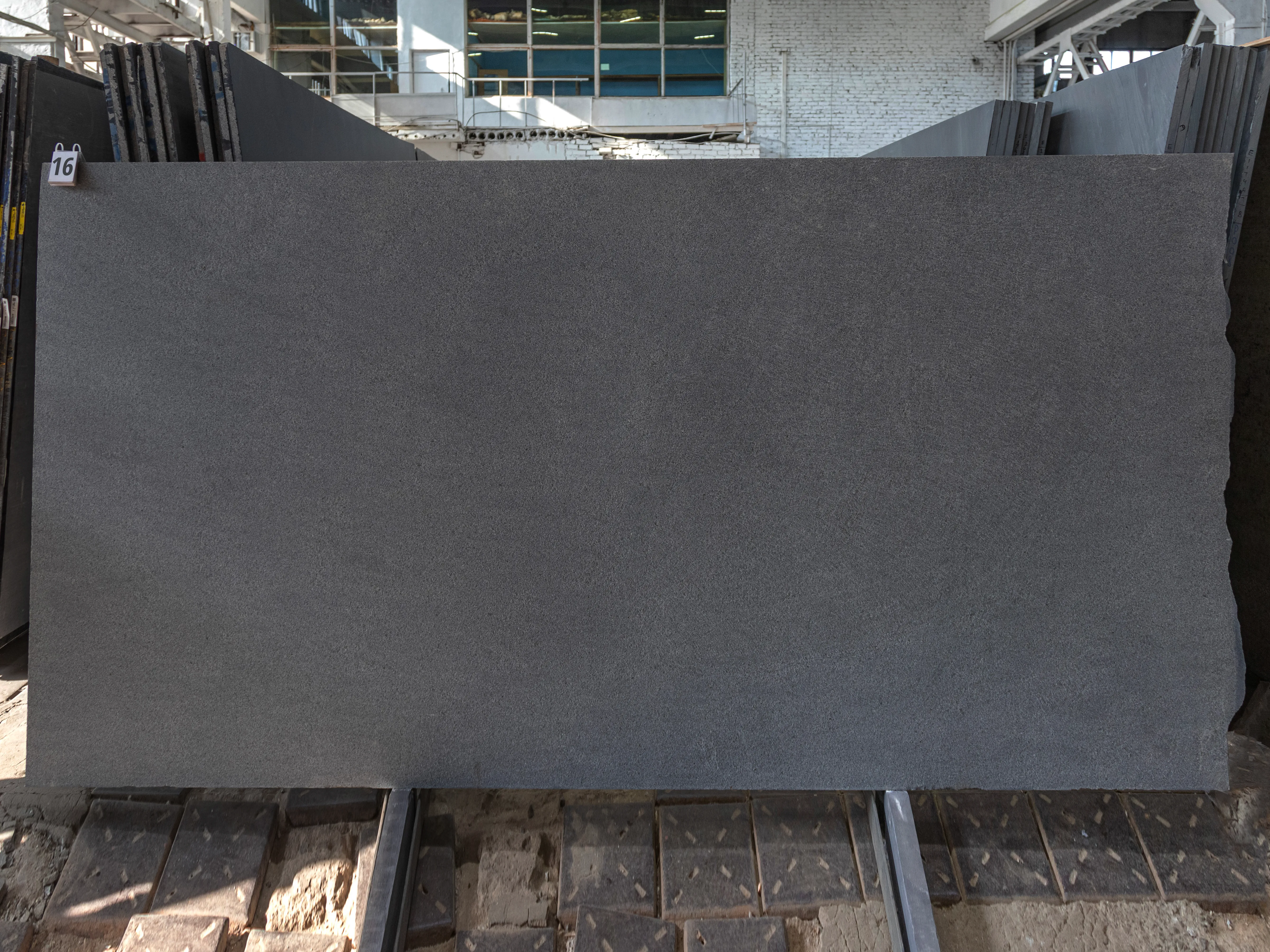 Слэб из гранита SESAM BLACK термообработанный 2800x1800x30 мм, код 28163
