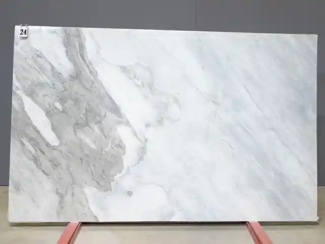 Слэб из мрамора BARGILIO APUANO LIGHT полированный 2550x1550x20 мм, код 26542