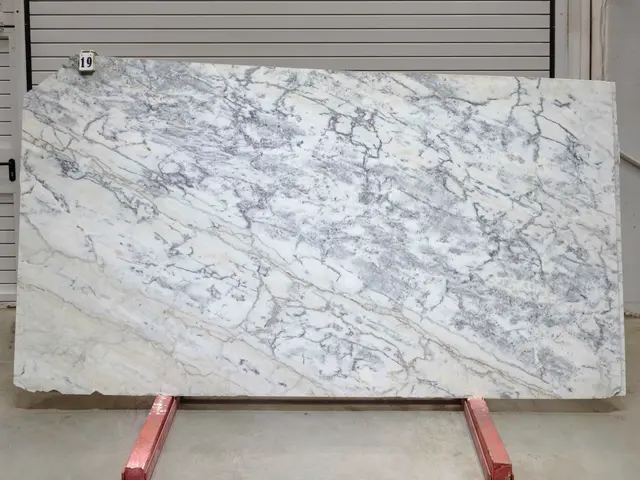 Слэб из мрамора CALACATTA OPTIMA полированный 2850x1570x20 мм, код 28140