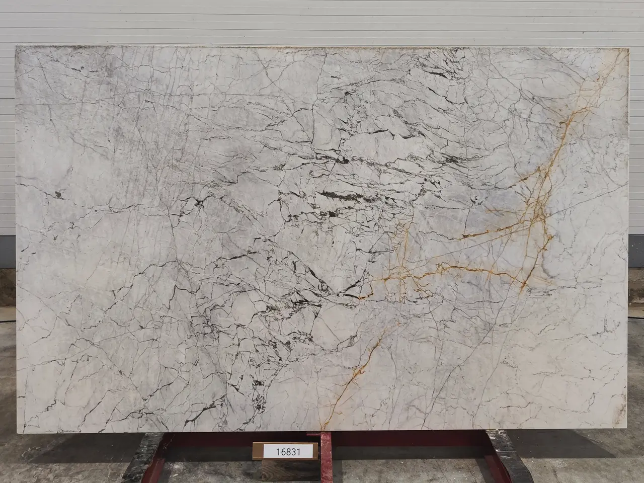 Слэб из мрамора STATUARIO полированный 2700x1700x20 мм, код 16831