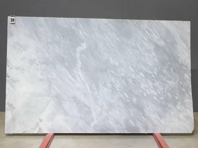 Слэб из мрамора BARGILIO APUANO LIGHT полированный 2550x1550x20 мм, код 26544