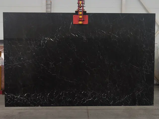 Слэб из мрамора NERO MARQUINA 2480x1750x20 мм, код 24422