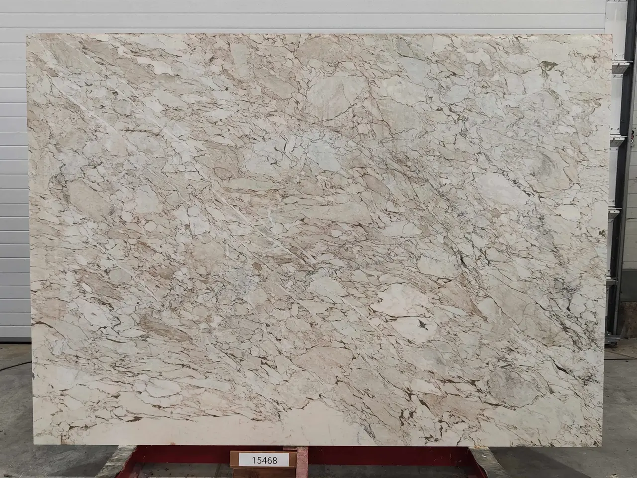 Слэб из мрамора CALACATTA CREMO полированный 2450x1750x20 мм, код 15468