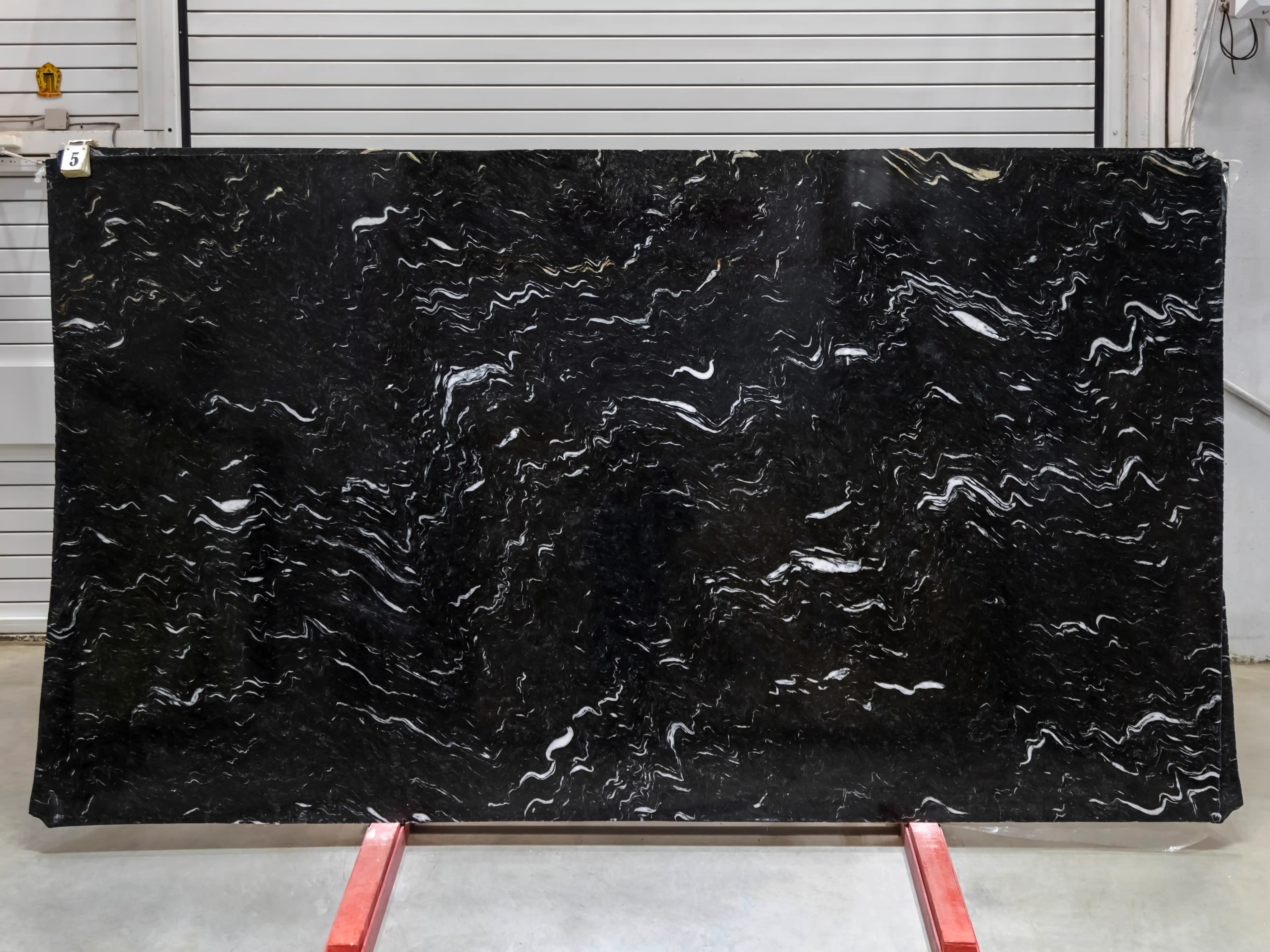 Слэб из гранита LAGUNA BLACK полированный 3250x1840x20 мм, код 28751