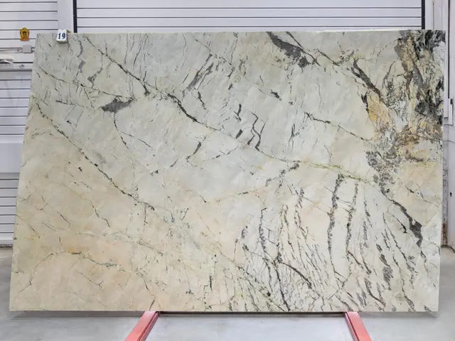 Слэб из гранита CREAM GRACE полированный 3050x2030x20 мм, код 26024