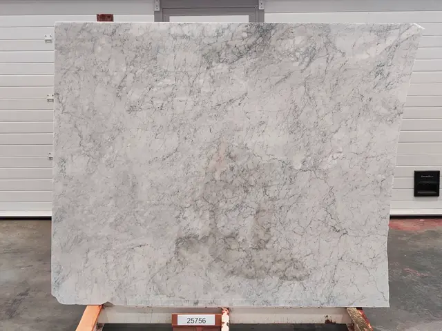Слэб из мрамора BIANCO CARRARA полированный 1930x1600x20 мм, код 25756