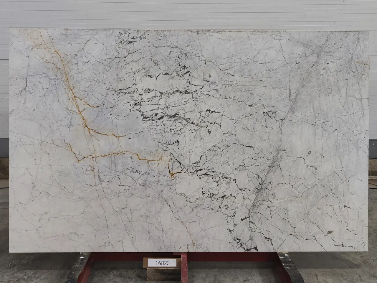 Слэб из мрамора STATUARIO полированный 2750x1700x20 мм, код 16823