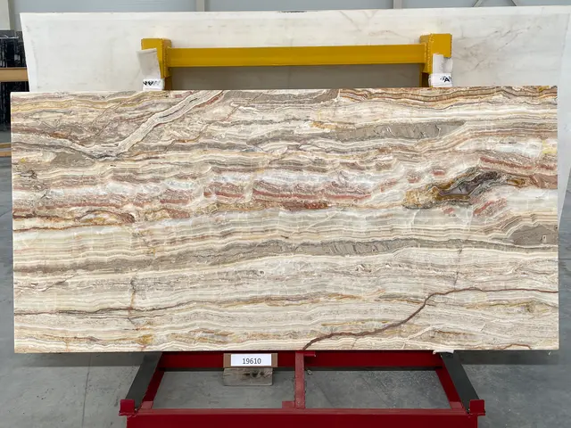 Слэб из оникса ONICE GOLDEN WAVE полированный 2800x1350x20 мм, код 19610