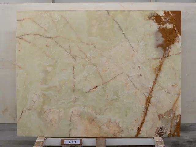 Слэб из оникса VERDE полированный 2150x1650x20 мм, код 19346