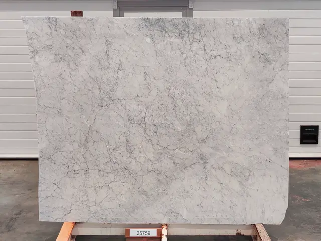 Слэб из мрамора BIANCO CARRARA полированный 1980x1600x20 мм, код 25759