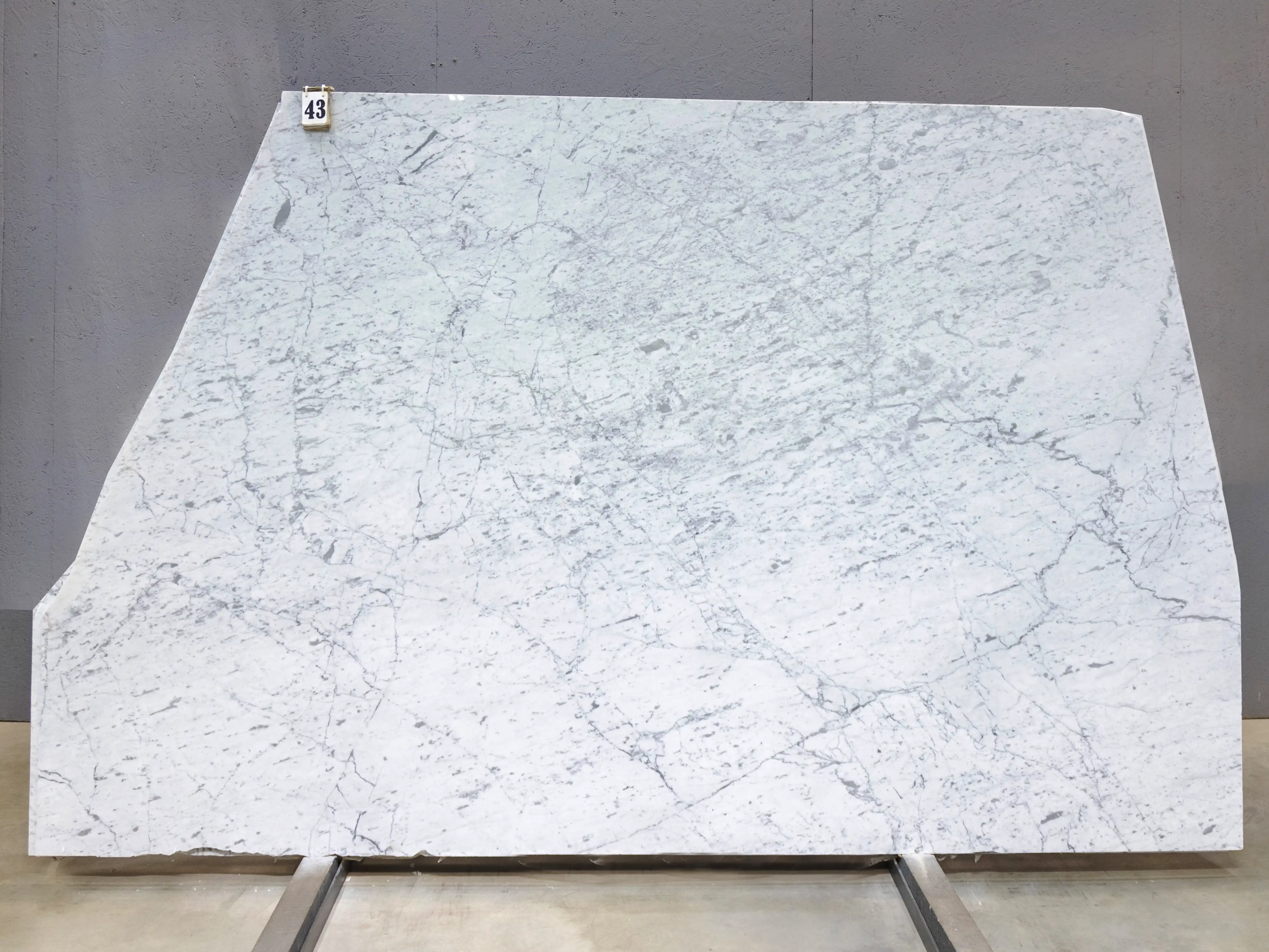 Слэб из мрамора BIANCO CARRARA С полированный 2450x1860x20 мм, код 28688