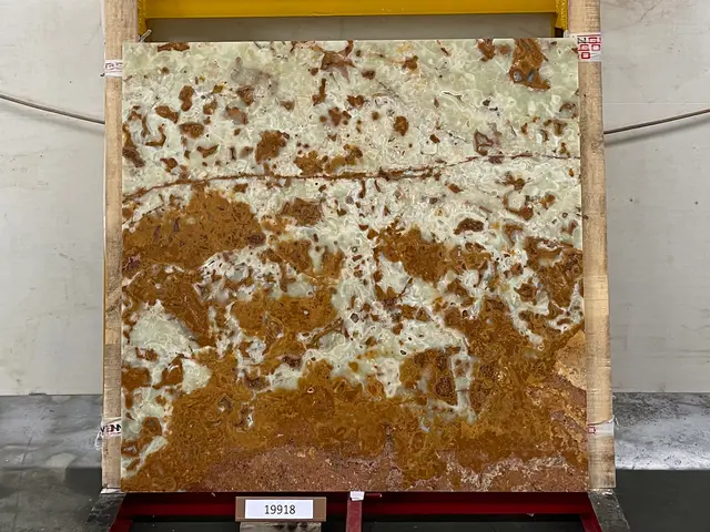 Слэб из оникса VERDE полированный 1450x1400x20 мм, код 19918