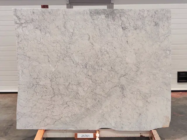 Слэб из мрамора BIANCO CARRARA полированный 1980x1600x20 мм, код 25761