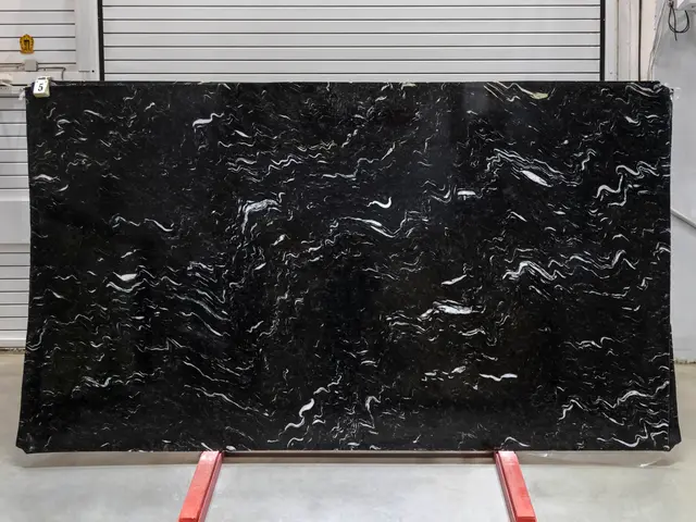 Слэб из гранита LAGUNA BLACK полированный 3250x1840x20 мм, код 28751