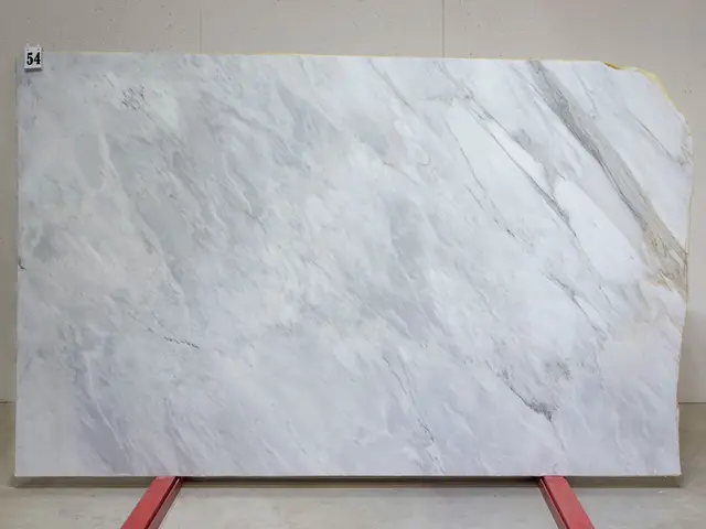 Слэб из мрамора BARGILIO APUANO LIGHT полированный 2500x1450x20 мм, код 26555