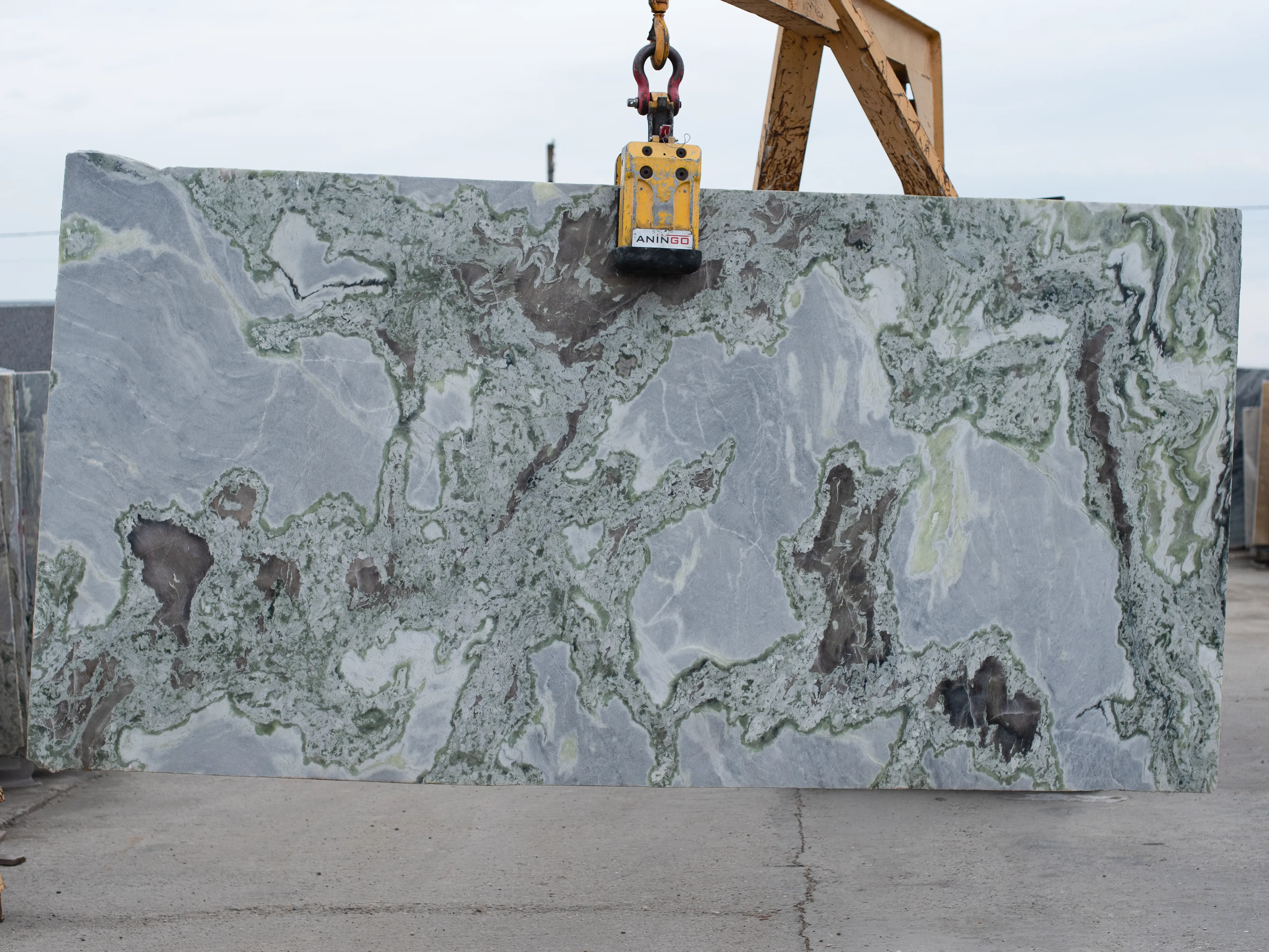 Слэб из оникса HIMALAYAN GREEN полированный 3000x1530x20 мм, код 18915