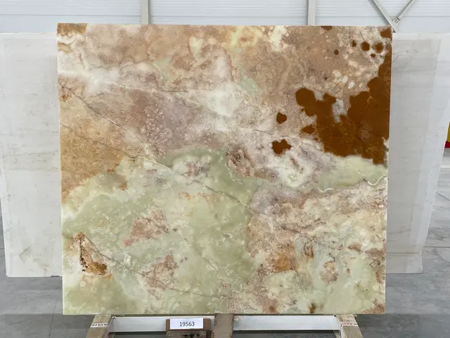 Слэб из оникса VERDE полированный 2040x1800x20 мм, код 19563