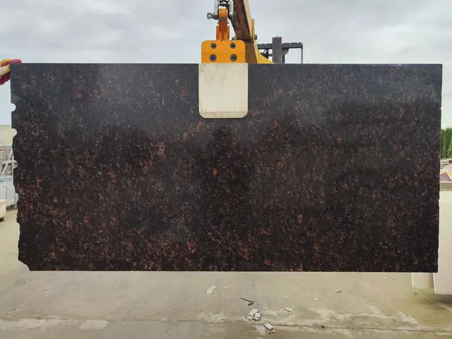 Полоса из гранита TAN BROWN полированный 1800x920x20 мм, код 29232