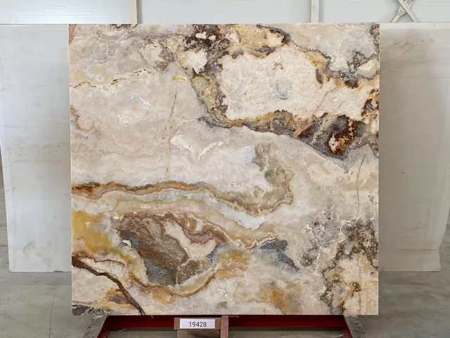 Слэб из оникса MIELE полированный 1850x1750x20 мм, код 19428