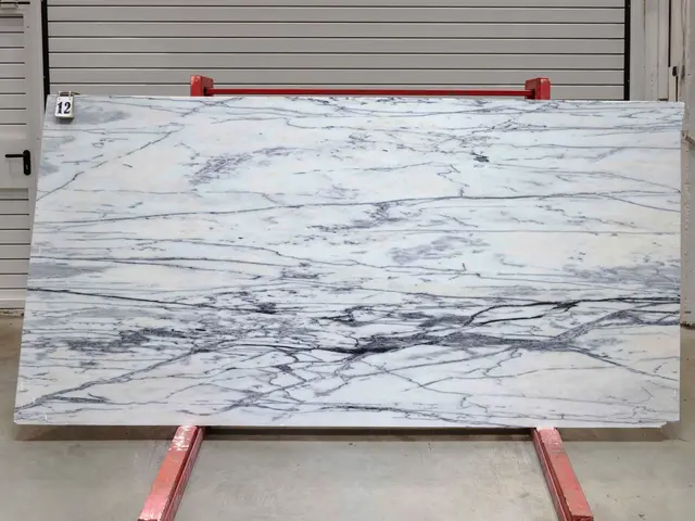 Слэб из мрамора CALACATTA OPTIMA полированный 2650x1300x20 мм, код 28130