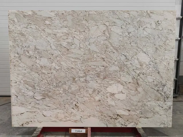 Слэб из мрамора CALACATTA CREMO полированный 2450x1750x20 мм, код 15464