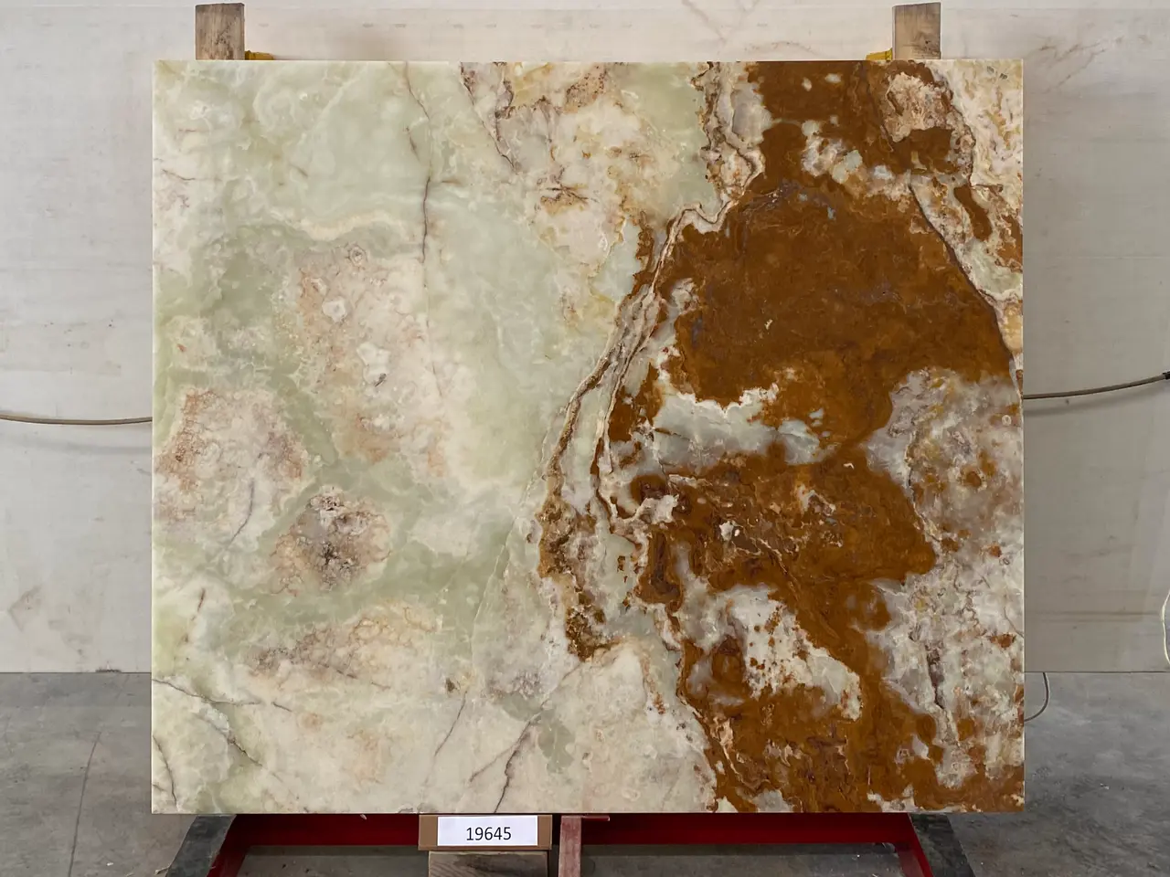 Слэб из оникса VERDE полированный 1850x1600x20 мм, код 19645
