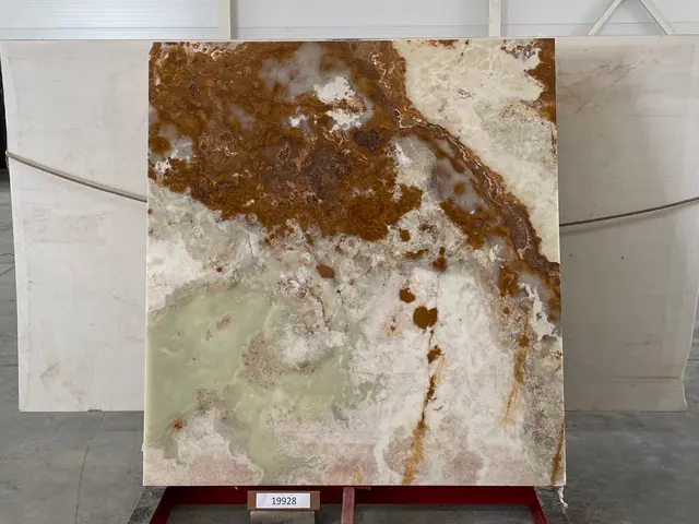 Слэб из оникса VERDE полированный 1640x1750x20 мм, код 19928