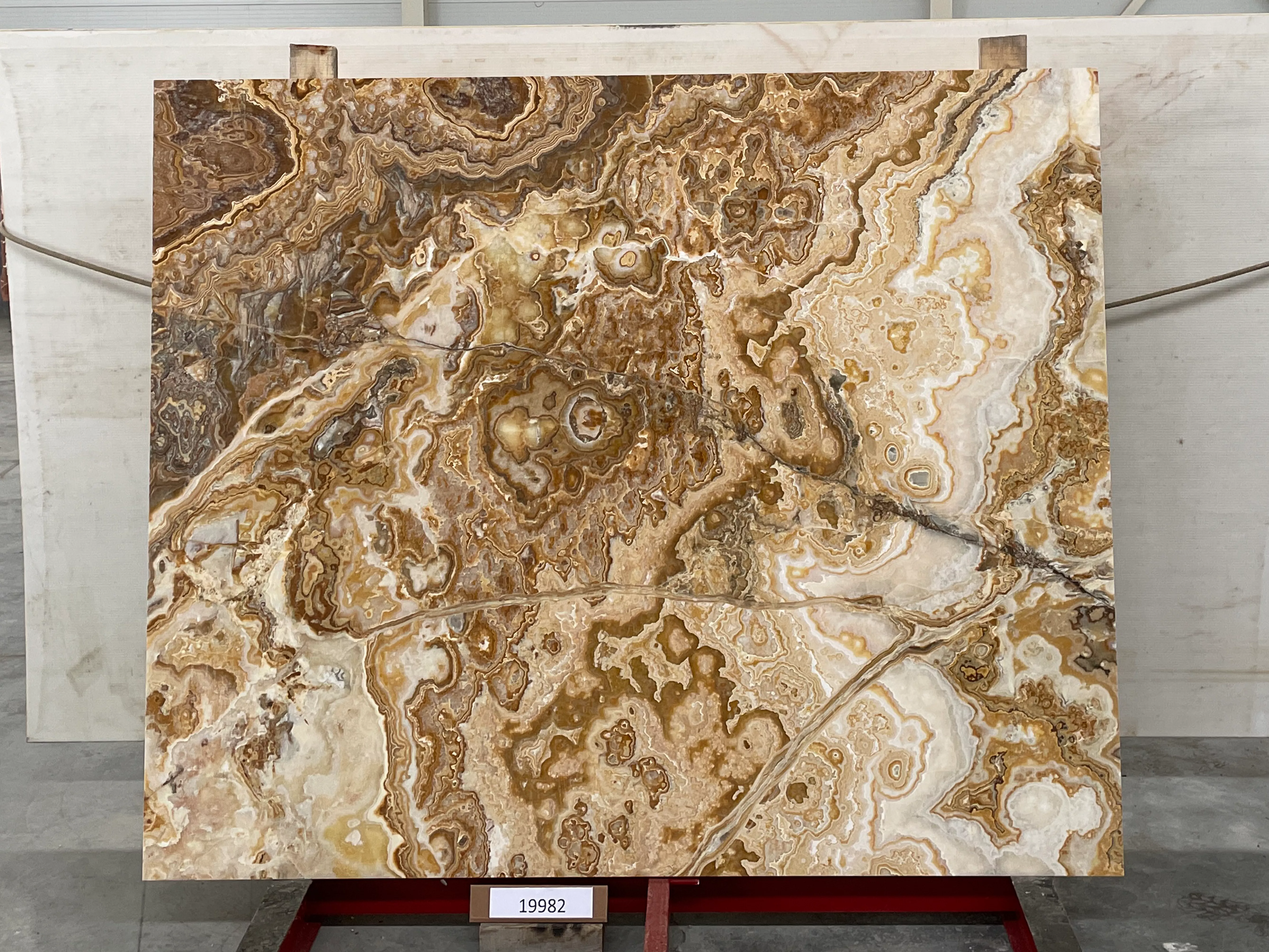 Слэб из оникса ONICE ROMANTIC BROWN полированный 2000x1650x20 мм, код 19982