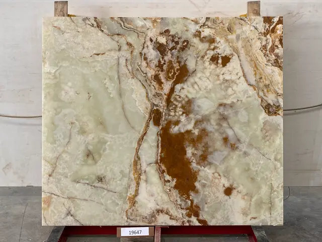 Слэб из оникса VERDE полированный 1850x1600x20 мм, код 19647