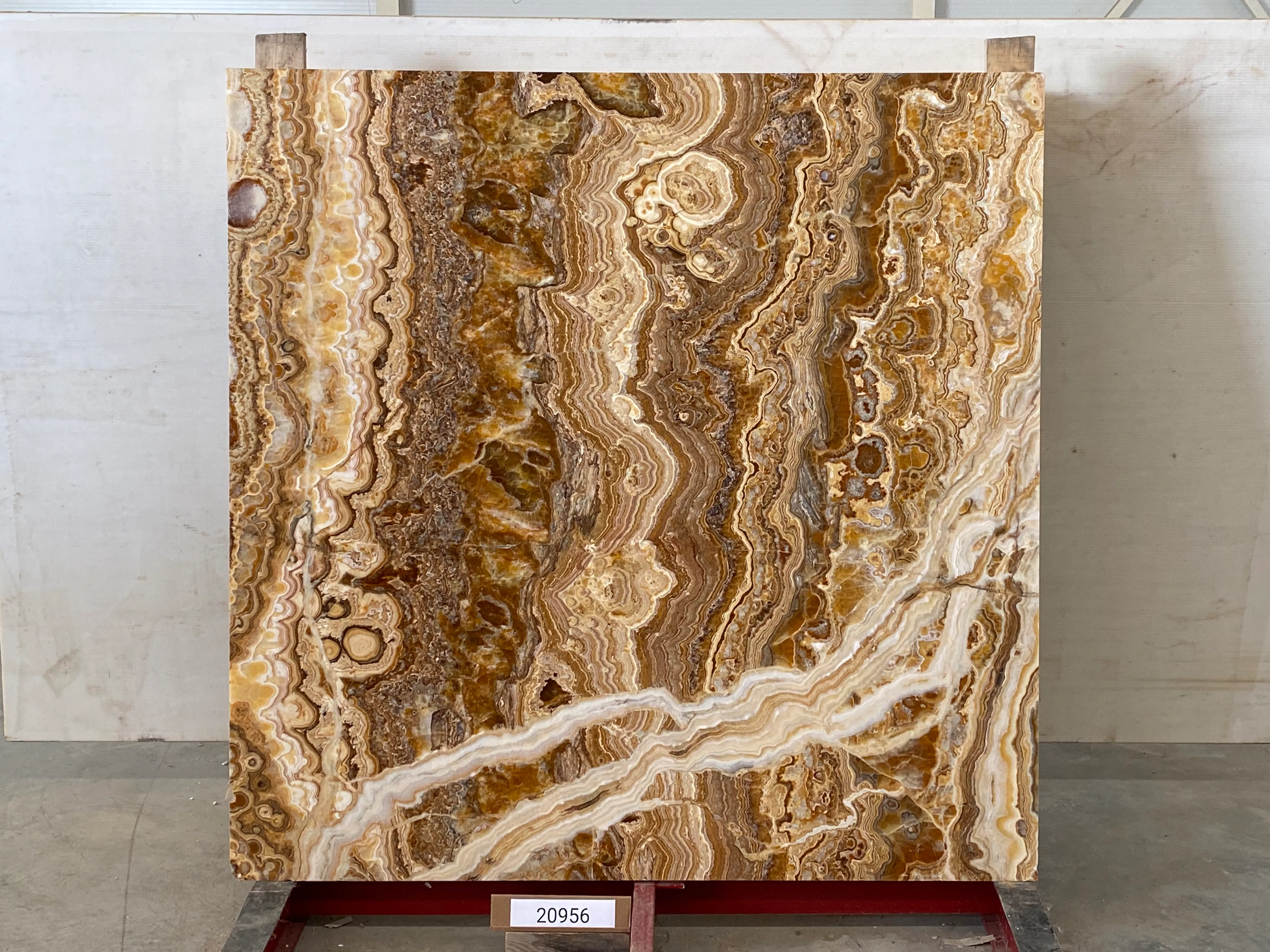 Слэб из оникса ONICE ROMANTIC BROWN полированный 1650x1650x20 мм, код 20956