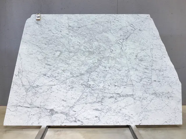Слэб из мрамора BIANCO CARRARA С полированный 2420x1840x20 мм, код 28695