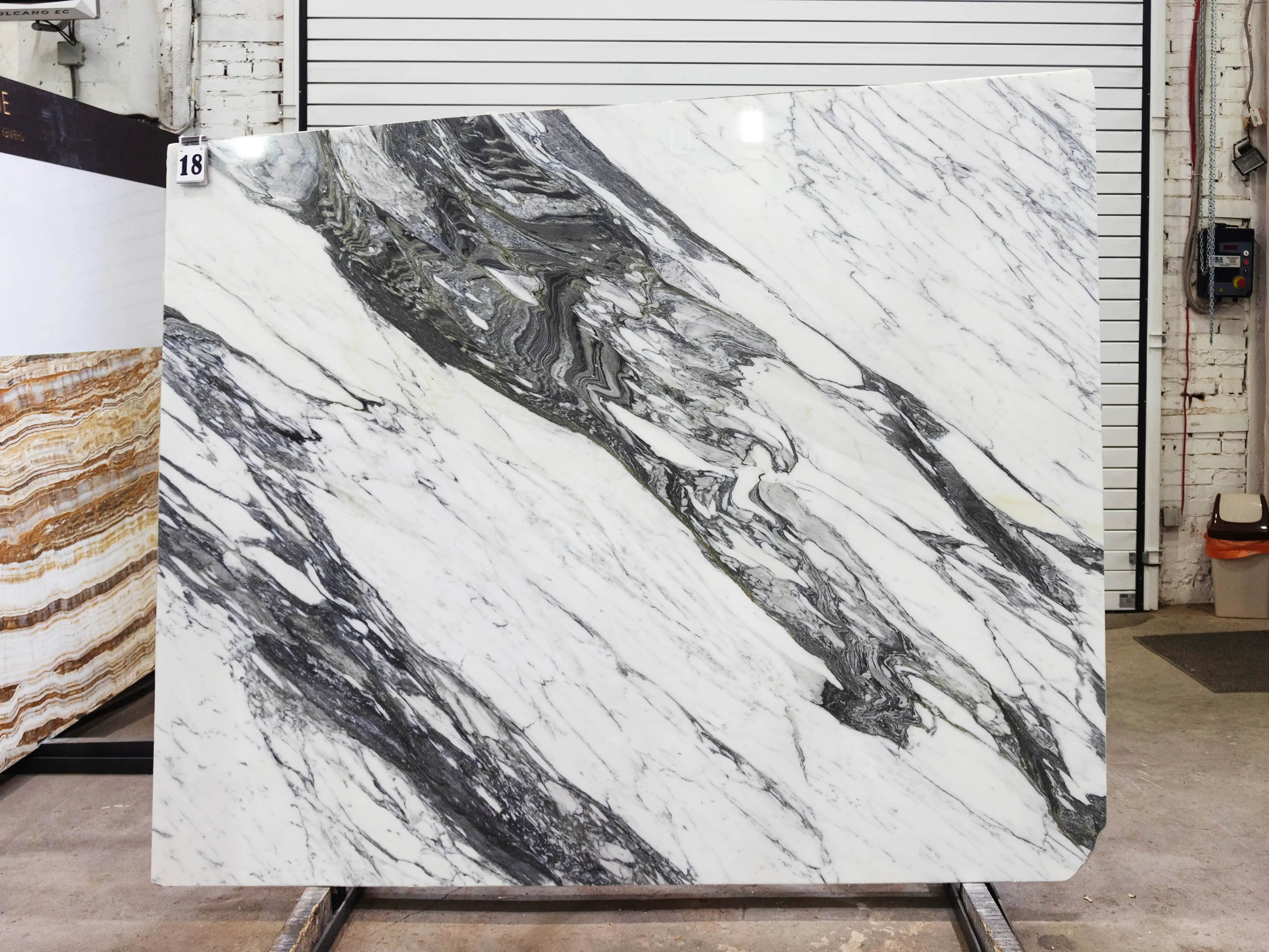 Слэб из мрамора CALACATTA CORCHIA полированный 2150x1760x20 мм, код 29356