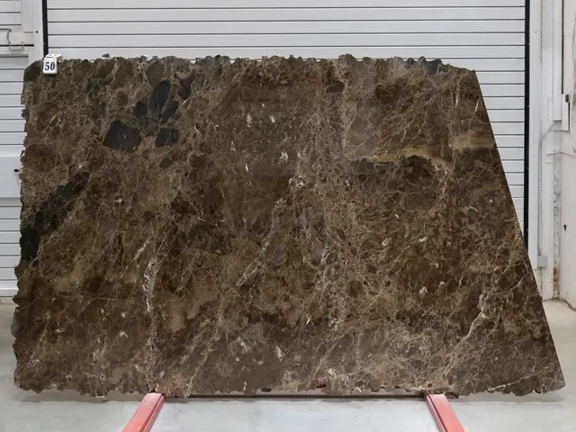 Слэб из мрамора EMPERADOR DARK полированный 2450x1720x20 мм, код 25809