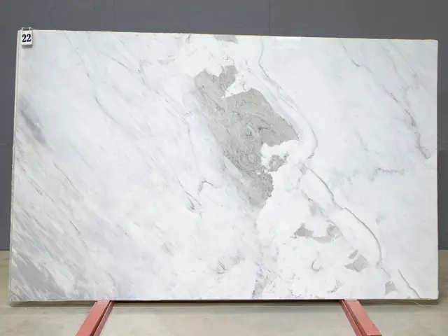 Слэб из мрамора BARGILIO APUANO LIGHT полированный 2550x1550x20 мм, код 26540