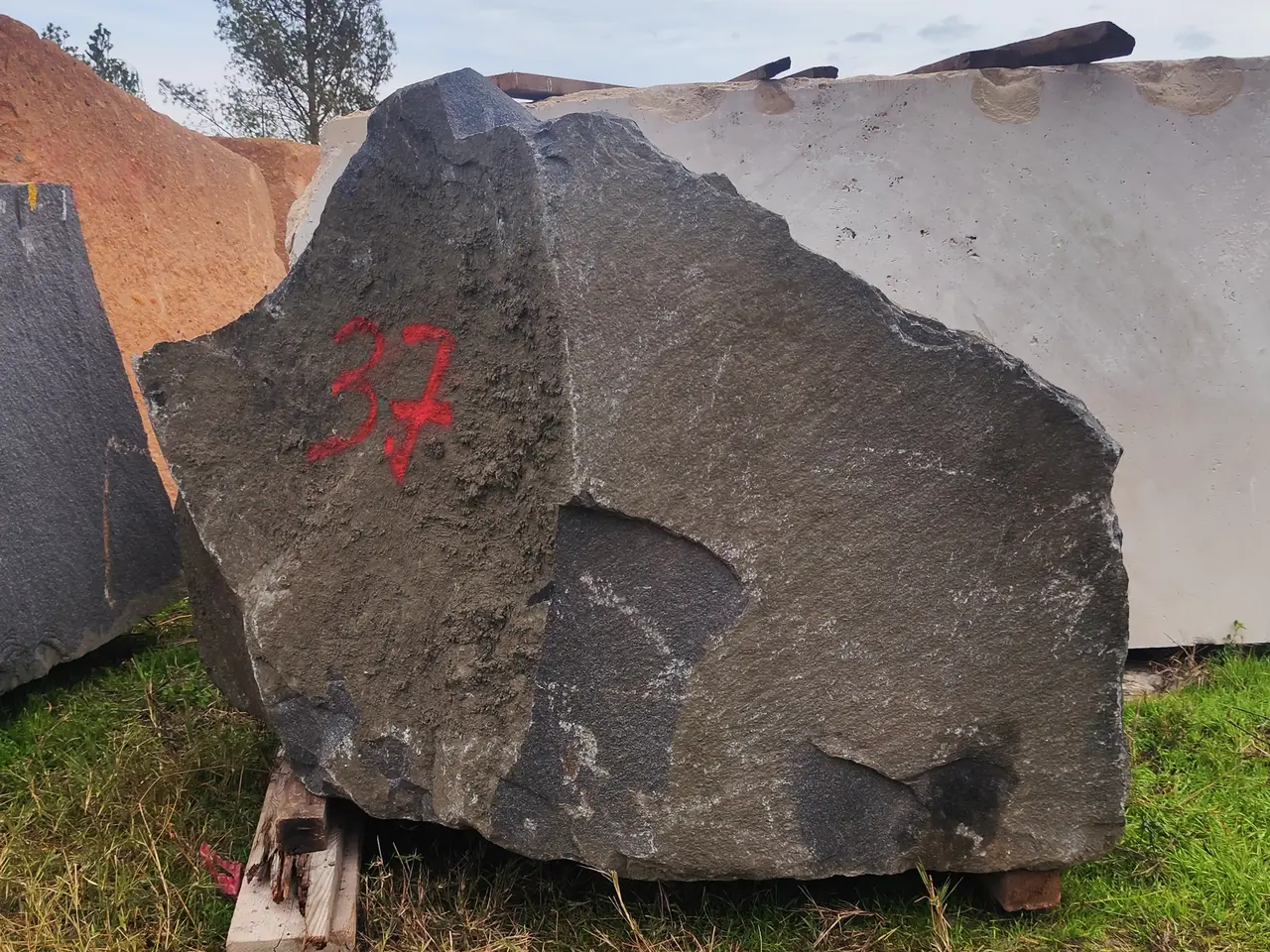 Гранит Блок из гранита ГАББРО-ДИАБАЗ 1500x900x1000 мм, код 29073