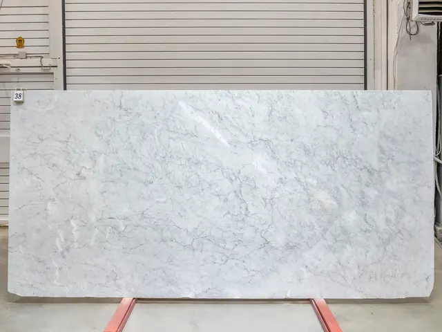 Слэб из мрамора BIANCO CARRARA полированный 3350x1600x20 мм, код 25751